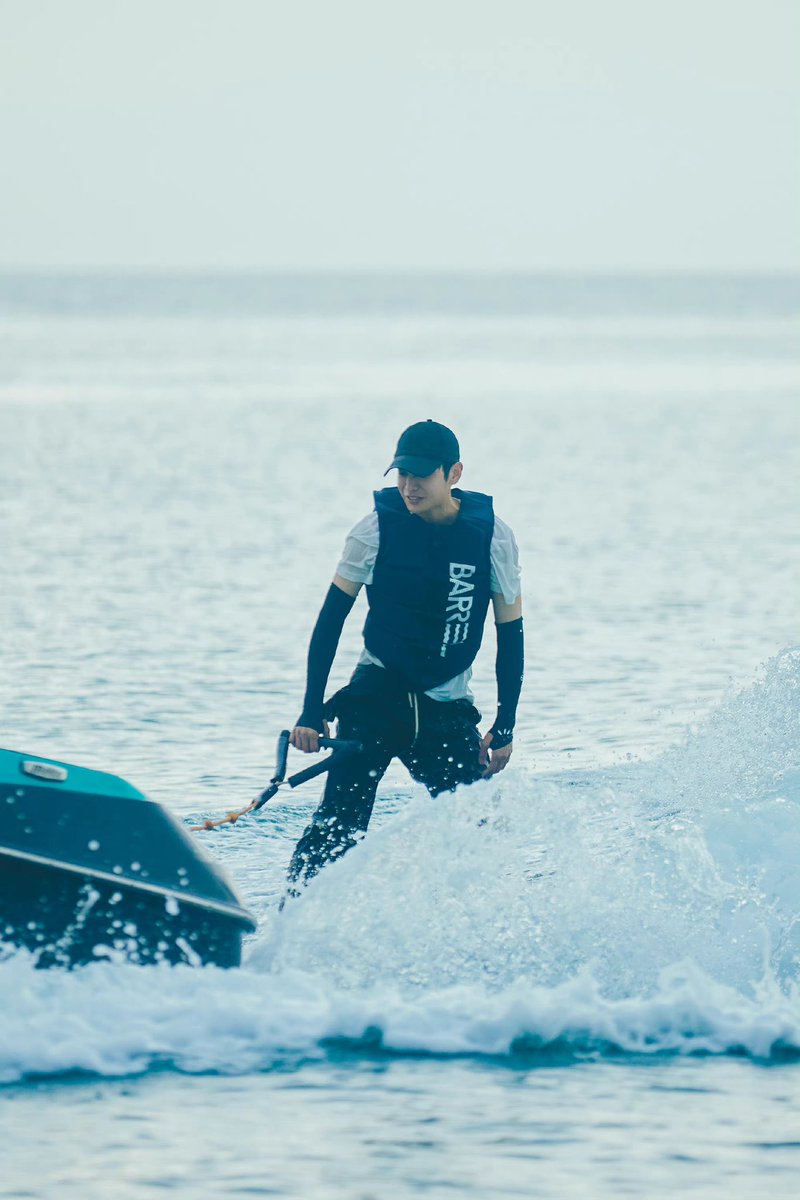 PengYuChangTH's tweet photo. ออกทะเลตอนตี 5 เพื่อชมพระอาทิตย์ขึ้น🌅 ท่องทะเลไม่มีที่สิ้นสุด🏄‍♂️ นักเล่นกระดานโต้คลื่น พร้อมแล้ว!!! #เผิงอวี้ช่าง #PengYuChang https://t.co/JBc3U9Qtql