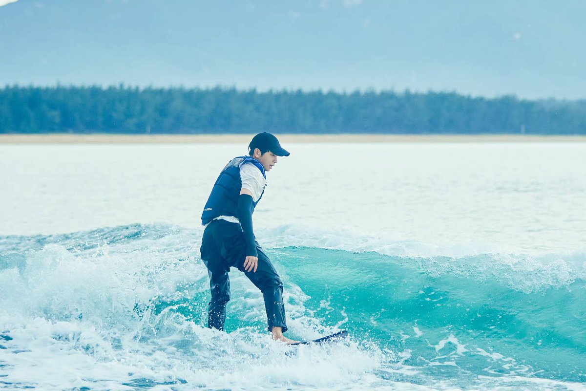 PengYuChangTH's tweet photo. ออกทะเลตอนตี 5 เพื่อชมพระอาทิตย์ขึ้น🌅 ท่องทะเลไม่มีที่สิ้นสุด🏄‍♂️ นักเล่นกระดานโต้คลื่น พร้อมแล้ว!!! #เผิงอวี้ช่าง #PengYuChang https://t.co/JBc3U9Qtql