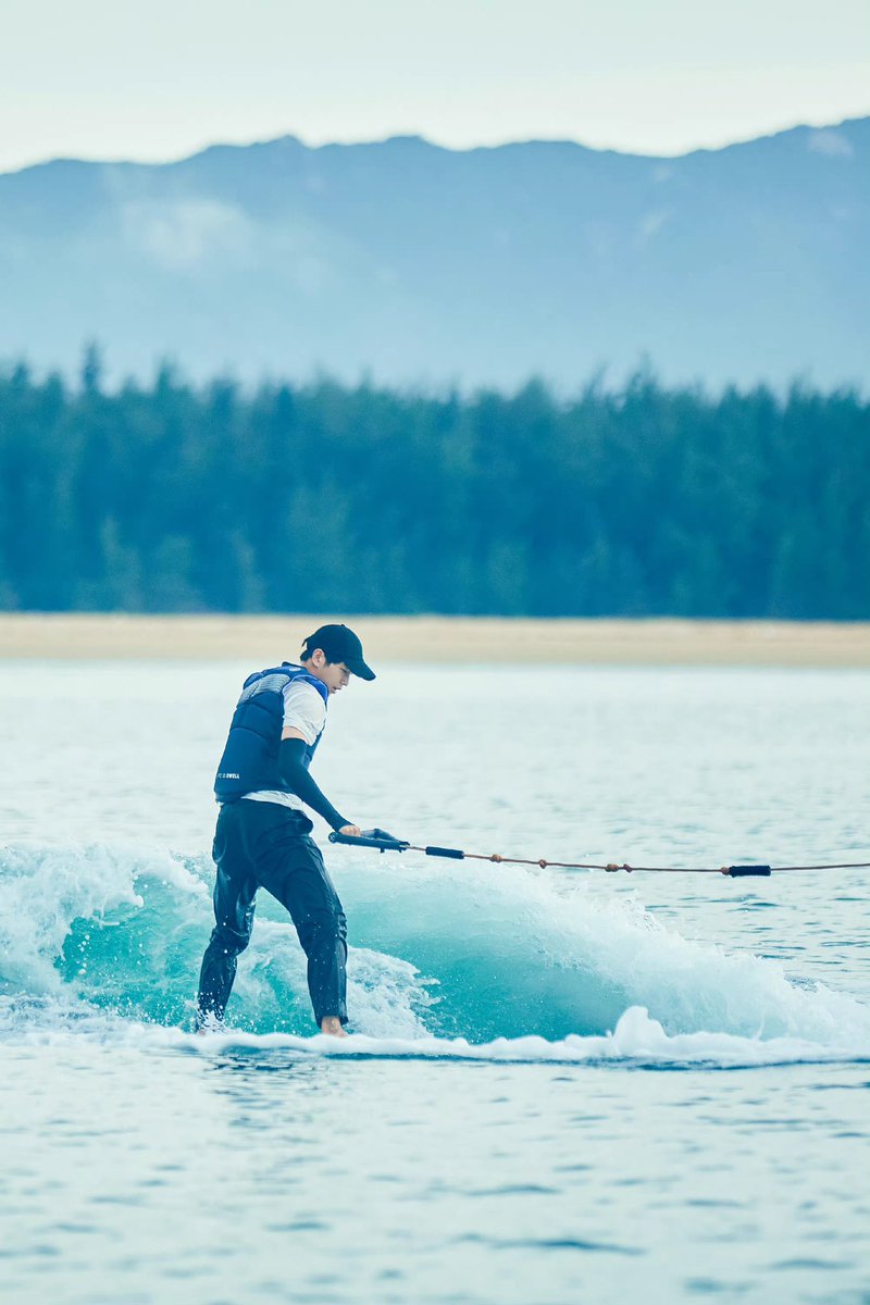 PengYuChangTH's tweet photo. ออกทะเลตอนตี 5 เพื่อชมพระอาทิตย์ขึ้น🌅 ท่องทะเลไม่มีที่สิ้นสุด🏄‍♂️ นักเล่นกระดานโต้คลื่น พร้อมแล้ว!!! #เผิงอวี้ช่าง #PengYuChang https://t.co/JBc3U9Qtql