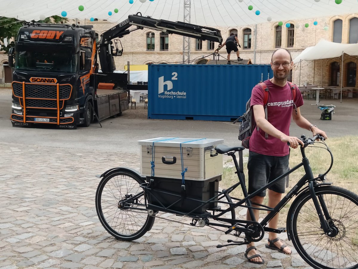 LehrstuhlEMV's tweet photo. ... und während andere noch schwere Container auf große Sattelschlepper hoben (Grüße gehen raus an die @hs_magdeburg 👋) waren wir schon wieder auf dem Weg von der @FestungMark zurück zur @OVGUpresse. 😉
#MINTTage https://t.co/0hi4iW73KH
