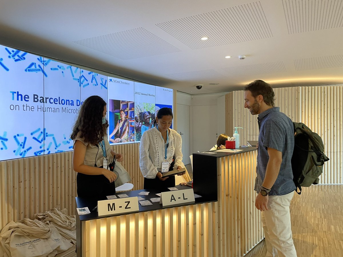 🥼 Today we take off our lab coats to attend #BCNMicrobiome 2022!

✍️🏽 Early birds are starting to arrive at <a href="/CosmoCaixa/">Museo de la Ciencia CosmoCaixa</a> to register and attend the first day of 'The Barcelona Debates on the Human Microbiome'.