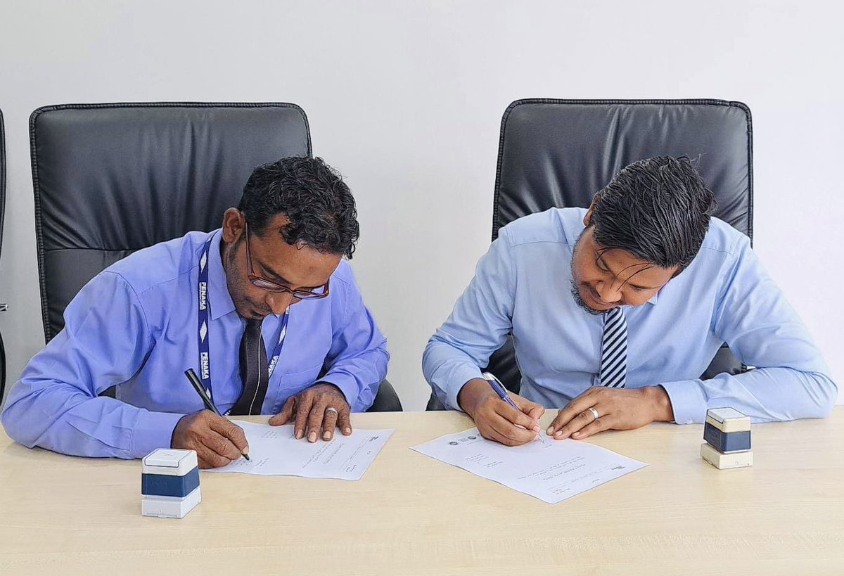 FNKNoonu's tweet photo. ފެނަކަ ކޯޕަރޭޟަން ލިމިޓެޑް ސީ.އެސް.އާރުގެ ދަށުން ނ.މަގޫދޫ ސްކޫލް ކުލާސްރޫމްތަށް ޑިޖިޓަލައިސް ކުރުމަށް ބޭނުންވާ 03 ޓީވީ  ވަނީ މިއަދު މަގޫދޫ 
ސްކޫލް އާއި ހަވާލްކުރެވިފައި.
#ޓީމްފެނަކަ
#ފެނަކަ_މަގޫދޫ
#ޒިންމާދާރުފެނަކަ https://t.co/7wm5H5gogz