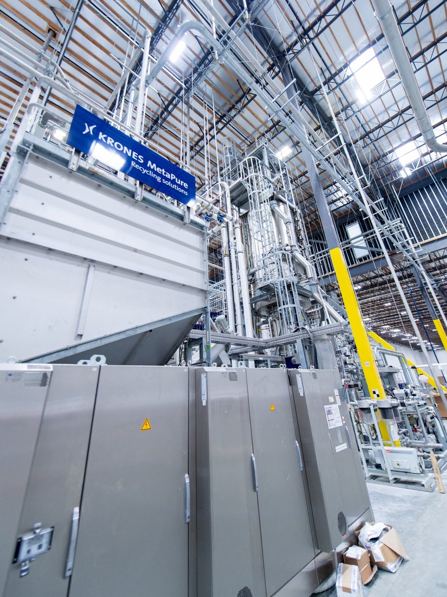 KronesAG's tweet photo. Are you already familiar with our #MetaPure recycling system?♻️These tubes are for shredding bottles into flakes, cleaning them and then preparing them for their next life to be food-grade pellets, preforms and films!🤩 #KronesAG #GermanBlingBling https://t.co/gTgpMY4Yyp