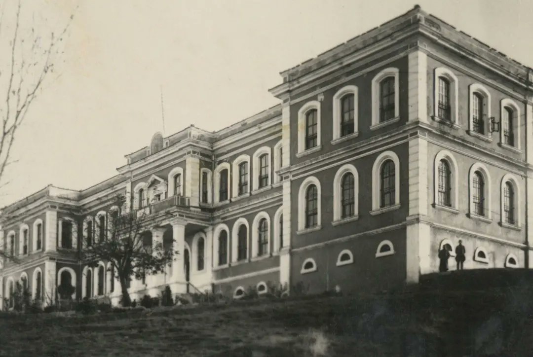 jsgaedutr's tweet photo. Bu hafta #tbt'de 1932 Bursa-Işıklar'a gidiyoruz🔙
Bu okulda birlikte okumak istediğin arkadaşını yorumlarda etiketleyebilirsin.💬👇
#tercihimjsga #ışıklarjamyo #jamyo https://t.co/3X5O729FAJ