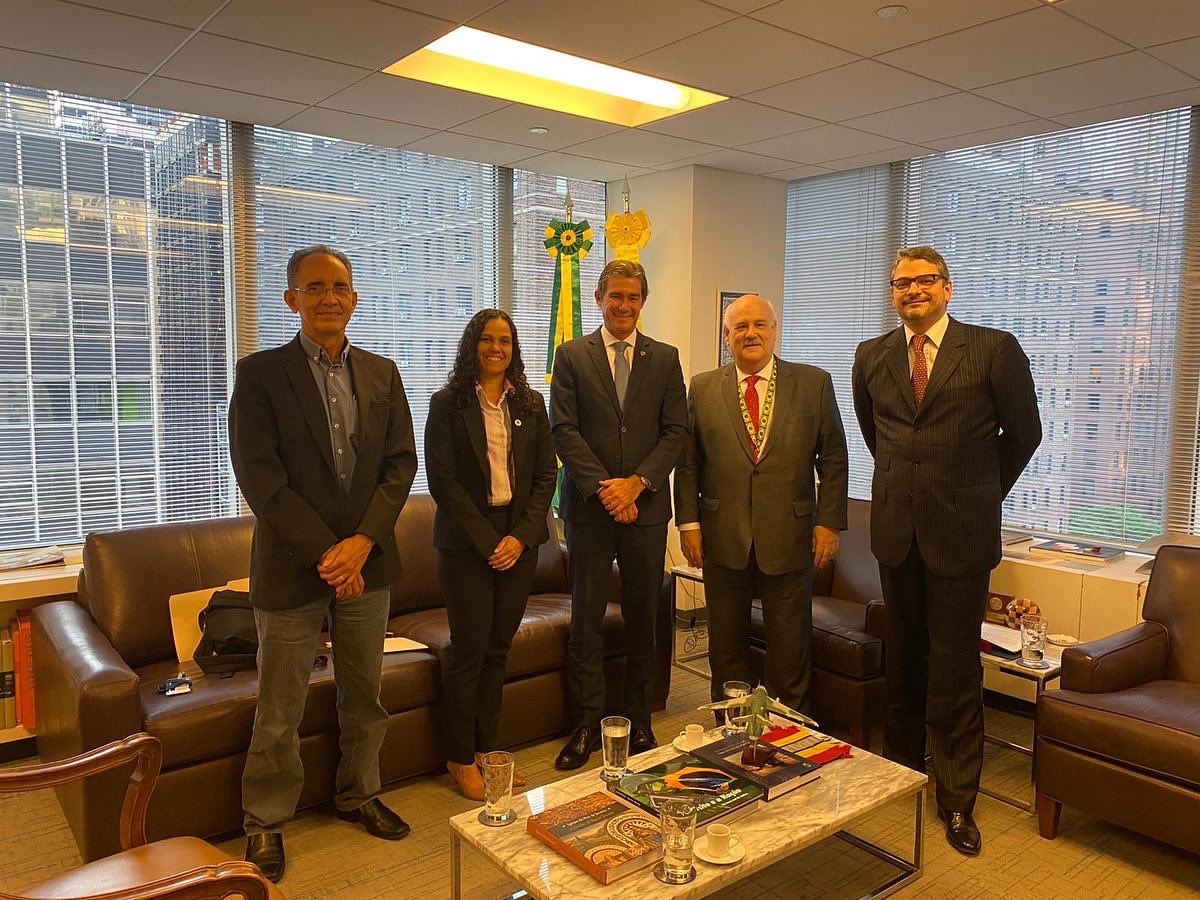 Fred___Carneiro's tweet photo. Reunião com o Embaixador da Missão Permanente do 🇧🇷 na ONU em NYC, @RonaldoCostaFi1, com representantes do @minsaude.
Em pauta, o 🇧🇷 na Reunião de Alto Nível sobre Segurança Viária da ONU, para @senatran do @minfraestrutura apresentar o PNATRANS para o mundo. https://t.co/OYGk2aaa19