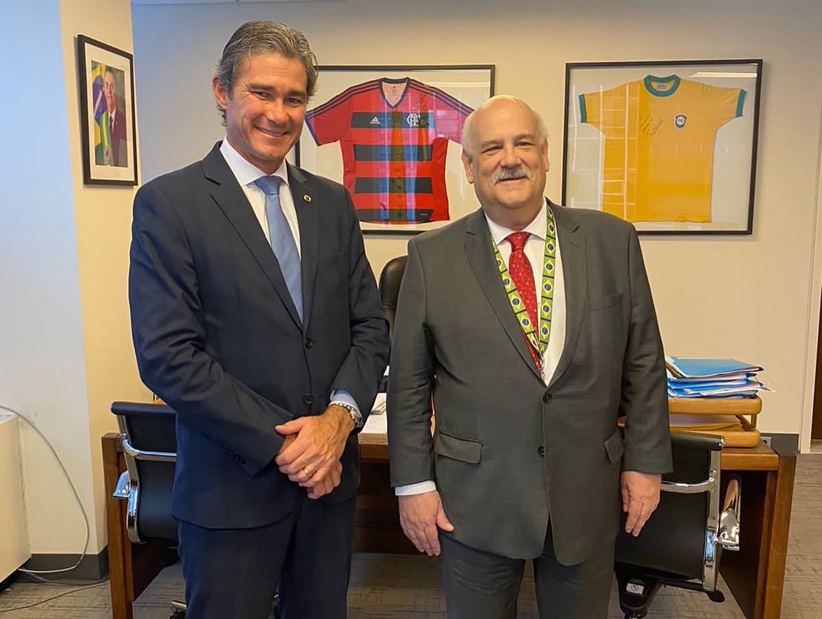Fred___Carneiro's tweet photo. Reunião com o Embaixador da Missão Permanente do 🇧🇷 na ONU em NYC, @RonaldoCostaFi1, com representantes do @minsaude.
Em pauta, o 🇧🇷 na Reunião de Alto Nível sobre Segurança Viária da ONU, para @senatran do @minfraestrutura apresentar o PNATRANS para o mundo. https://t.co/OYGk2aaa19