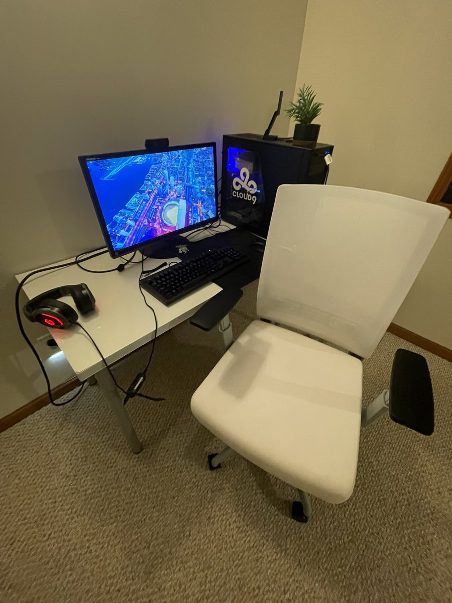 Quite the upgrade no? 😋

New chair 😩