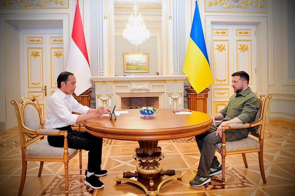 rudi6868's tweet photo. We are So proud of our president 🇮🇩#indonesia @jokowi , 🇺🇦 #Ukraine️ @ZelenskyyUa https://t.co/caoNfvtsyV