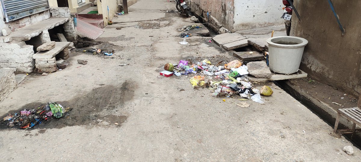 RoankJain12's tweet photo. @dmgwalior @GwaliorNewsLive swachh Bharat abhiyan ward no. 13 Kota wala mohalla kilgate 
Check who. Through garbage disposal and take immediately action https://t.co/rVplXxBaI6