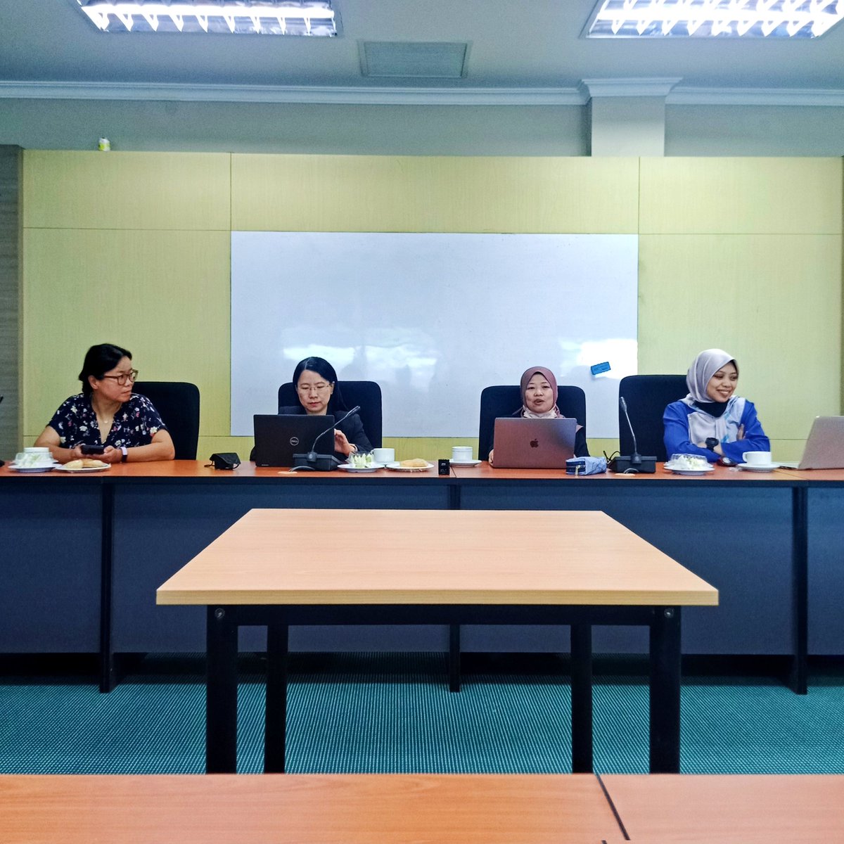 MuggyTrooperz's tweet photo. Iron ladies presenting their remarkable works
#womenempowerment 
Chow Siing Sia @EsyinChew #cardiffuni @eurekarobot
@RozitaJailani #uitm
@ZatiJudge #universitimalaya https://t.co/2oPHTk65J7