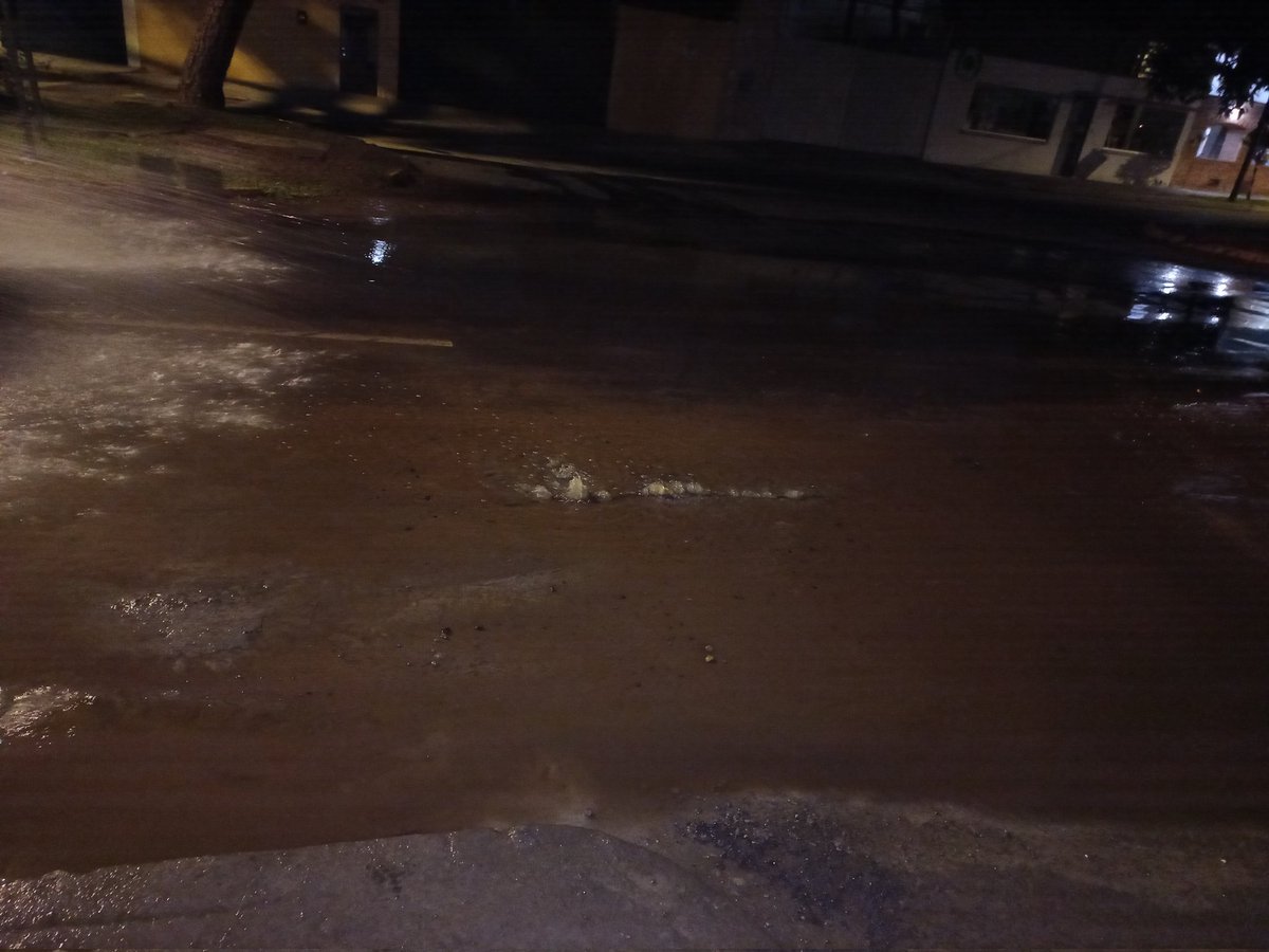 Rodrigo36457293's tweet photo. @siapagdl @Trafico_ZMG Fuga de agua importante en Calzada Central,  entre Vallarta y Calzada Norte. Ciudad Granja,  Zapopan https://t.co/PWQGkQ1sxD