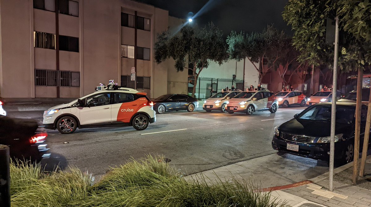 Some @Cruise robotaxis appeared to be stuck in SF last night at the corner of Gough St. and Fulton St.

Human ops apparently had to rescue them. Still some kinks to iron out.