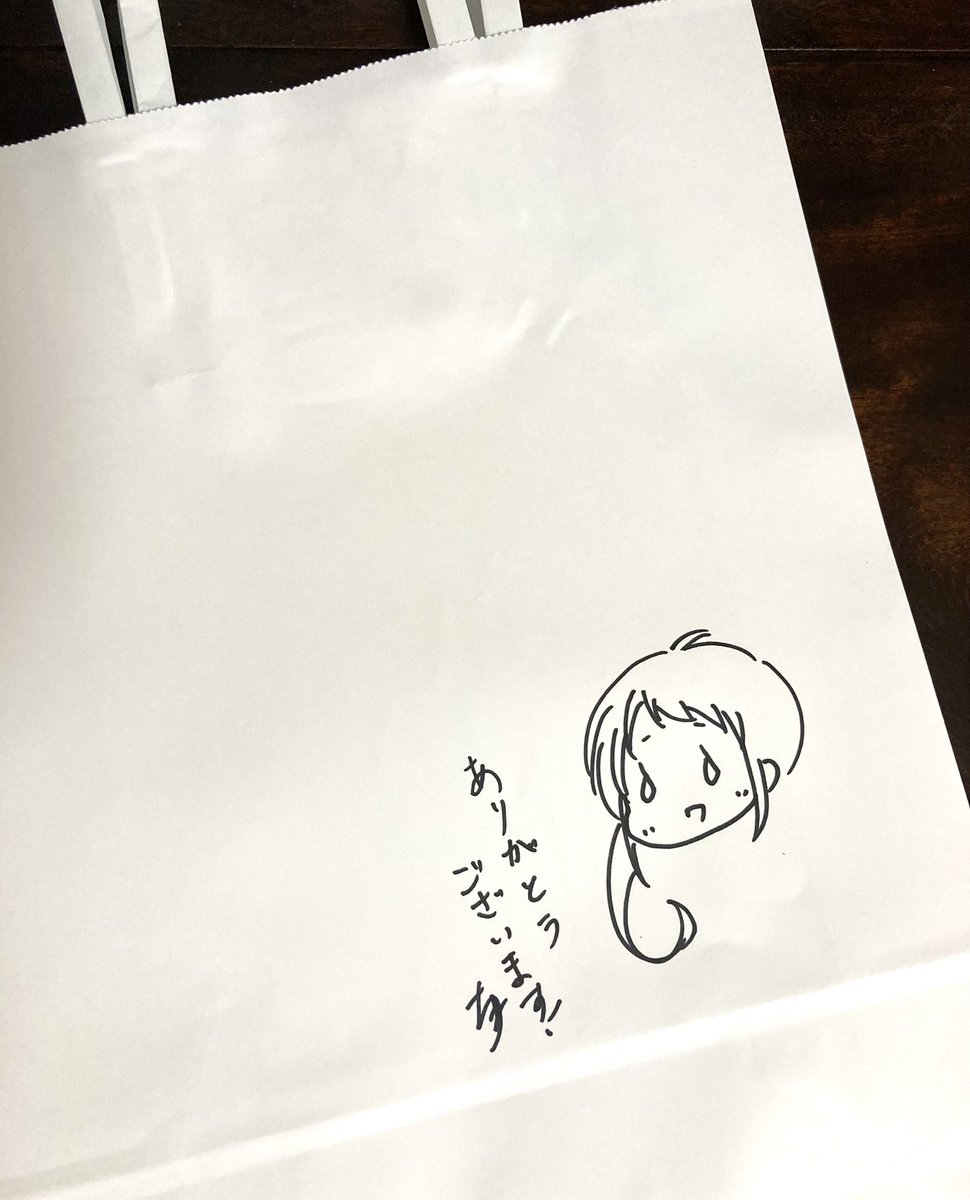 お品書きはいつも通り、みんなからの写真届いたら作るのでまだありませんが、新刊お求め頂けたら、直筆イラスト&サイン付き紙袋にお入れしてお渡しします✨
数量限定ですが、多めに用意してますので是非ゲットしに来てください⸜(*'꒳​`*)⸝‍
紙袋が手に入った分しか用意できなくて…探したんだけど… 