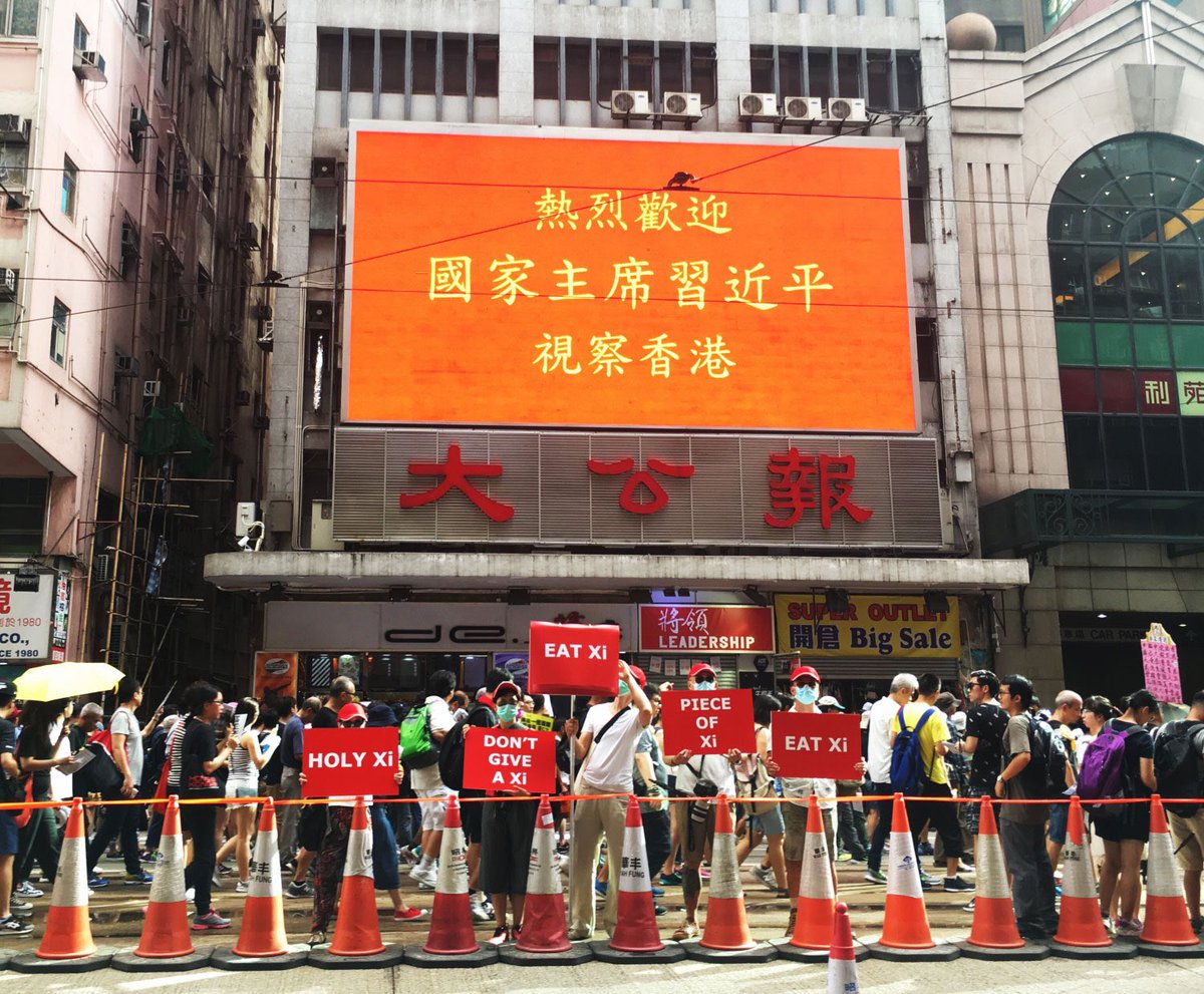 KaceyWong15's tweet photo. All Xi (音：痾屎 -Eng. meaning: Taking a Shit), A performance piece I did back in 2017 pretending I’m a pro Communist supporter and sneaked into the paid supporter groups to welcome president Xi. https://t.co/ixi292dnCJ