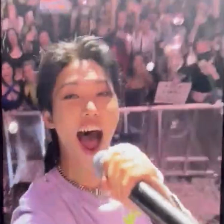 jeongliix's tweet photo. not to be a party pooper…but the more clips i watch, the more stays i notice not wearing masks. truly find it incredibly selfish if you go to a concert and choose not to wear a mask…esp if there are other stops. https://t.co/c843jPXQLe