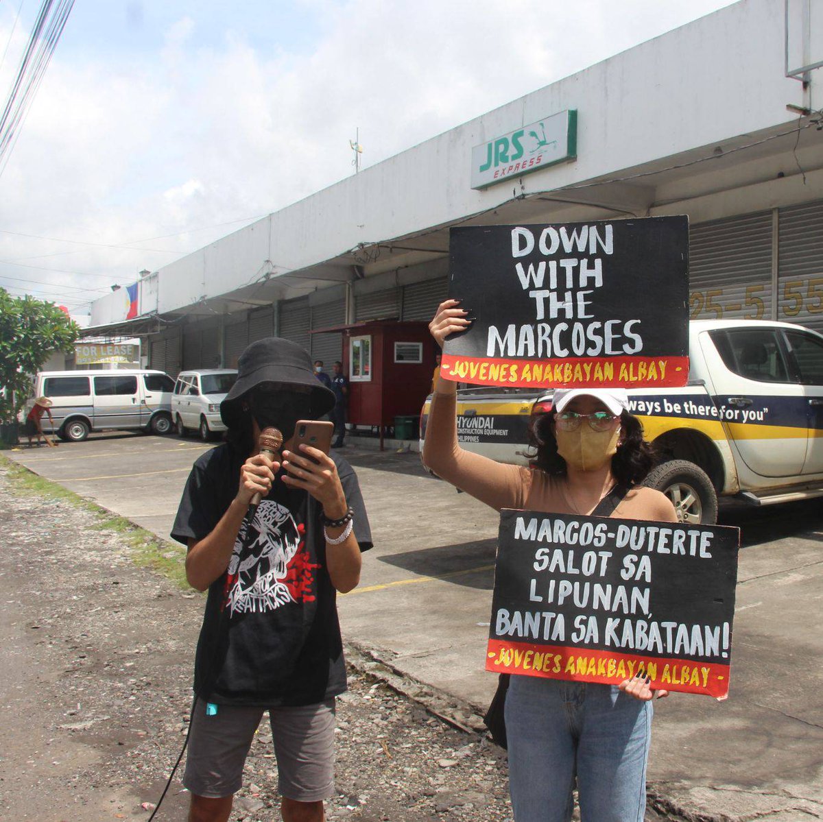 TIGNAN: Kasalukuyang naglulunsad ng caravan-protesta sa Legazpi City, Albay kasabay ng inagurasyon ng mandaraya at sinungaling na si Ferdinand Marcos Jr. bilang susunod na pangulo ng Republika ng Pilipinas.

#MarcosItakwil
#RejectMarcosDuterte

Basahin: facebook.com/14689191592538…