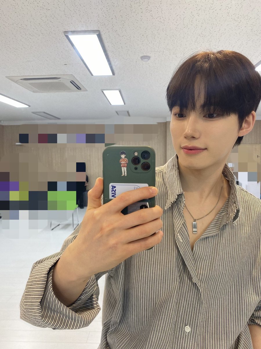 SEUNGYEOPLOOKS's tweet photo. his mirror selfies are so cute 😭😭 https://t.co/bEazxuDpN2