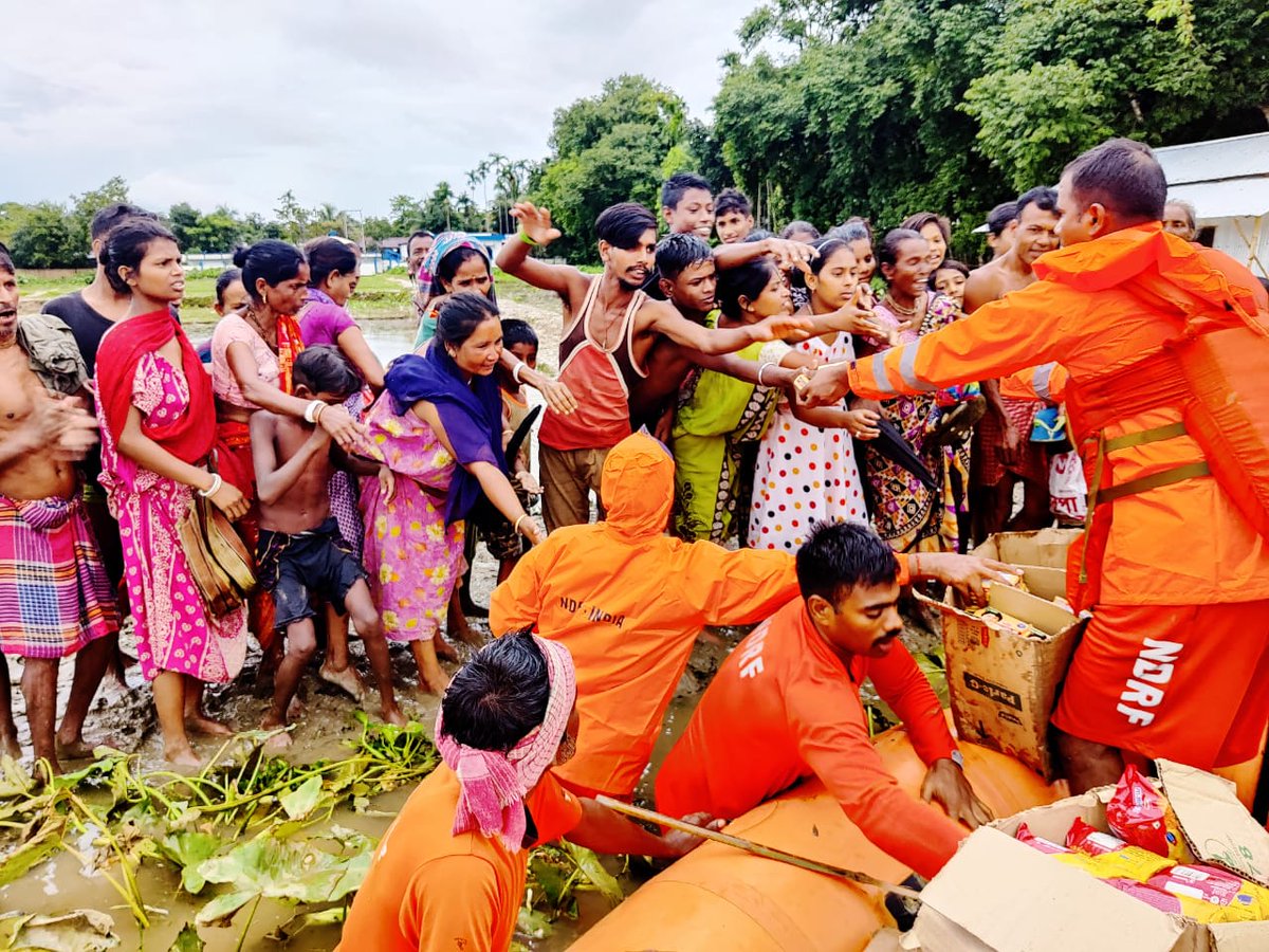 01NDRF's tweet photo. Rescuers of 1st #NDRF FWR/FRD #SICHAR #CACHAR #Assam
#Assamflood2022 #Relief
#HimantaBiswaSarma
@CMHimanta
@AtulKarwal
@hpskandari1
@PankajKavidayal
@NDRFHQ
@PTI_News
@NewsLiveGhy
@EPragnews
@ANI
@DY365
@dccachar https://t.co/RQt103z7Wa