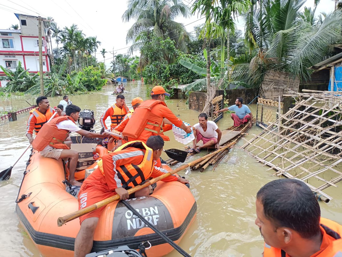 01NDRF's tweet photo. Rescuers of 1st #NDRF FWR/FRD #SICHAR #CACHAR #Assam
#Assamflood2022 #Relief
#HimantaBiswaSarma
@CMHimanta
@AtulKarwal
@hpskandari1
@PankajKavidayal
@NDRFHQ
@PTI_News
@NewsLiveGhy
@EPragnews
@ANI
@DY365
@dccachar https://t.co/RQt103z7Wa