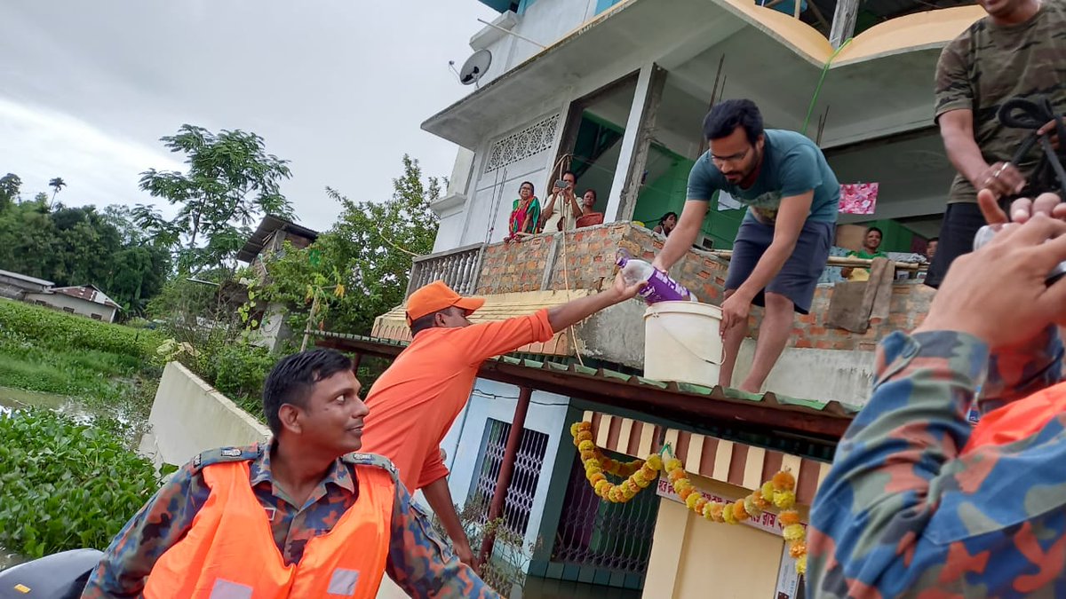 01NDRF's tweet photo. Rescuers of 1st #NDRF FWR/FRD #SICHAR #CACHAR #Assam
#Assamflood2022 #Relief
#HimantaBiswaSarma
@CMHimanta
@AtulKarwal
@hpskandari1
@PankajKavidayal
@NDRFHQ
@PTI_News
@NewsLiveGhy
@EPragnews
@ANI
@DY365
@dccachar https://t.co/RQt103z7Wa