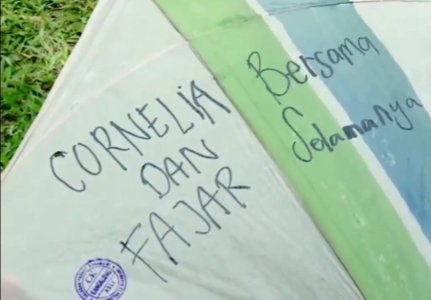 SamudraCinta_'s tweet photo. [Fajar Cornelia on screen]

Tatapan sama senyumnya 🤗❤

❤🥀

Cc : @sinemart_ph @SCTV  
Cr : Skrinsut [EPS 644]

#FaLia #FajarCornelia #ThrowbackScene #BHSI https://t.co/TKwbtjxVFp