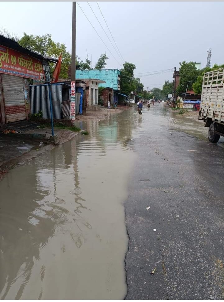 Faiyaj0786's tweet photo. #भिंगारी#कुकुर घाटी# मार्ग
अगर थोड़ी भी शर्म बची हो सलेमपुर सांसद रविन्द्र कुशवाहा और नवनिर्वाचित विधायक सभाकुवर कुशवाहा जी  और इस क्षेत्र के माननीय नेता गण  लोगो को जो इस रास्ते का उपयोग करने की वजाय भाटपार की सड़क का इस्तेमाल करते है एक नाव का बंदोबस्त करद@CMOfficeUP @dmdeoria https://t.co/BeTfo2D9Pm