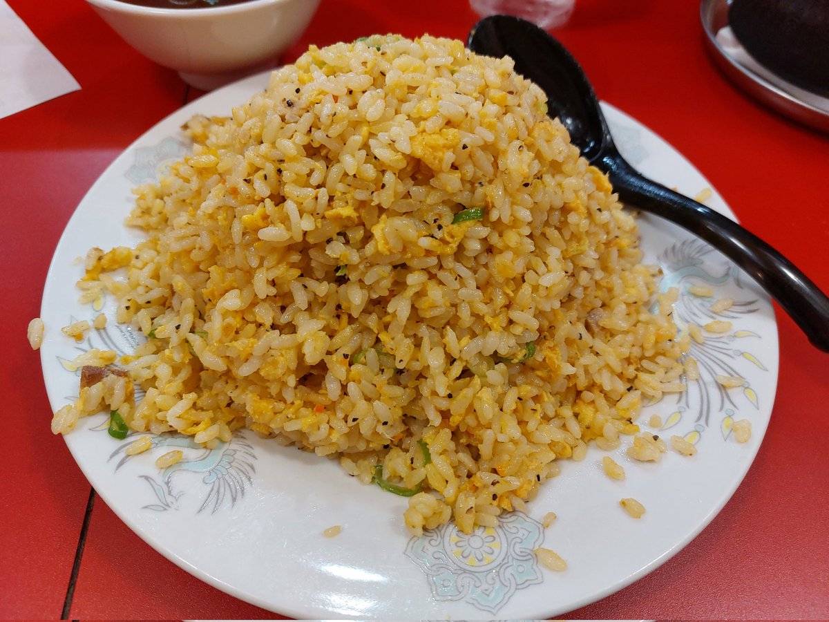 hiroshimaben's tweet photo. 蓬莱の炒飯。いつも行くの遅くなると品切れじゃけど、こないだはじめて食べる事が出来た😄ただ想定外のボリュームにびっくり‼️超満腹ざんす。 https://t.co/4ZpwOsYvFo