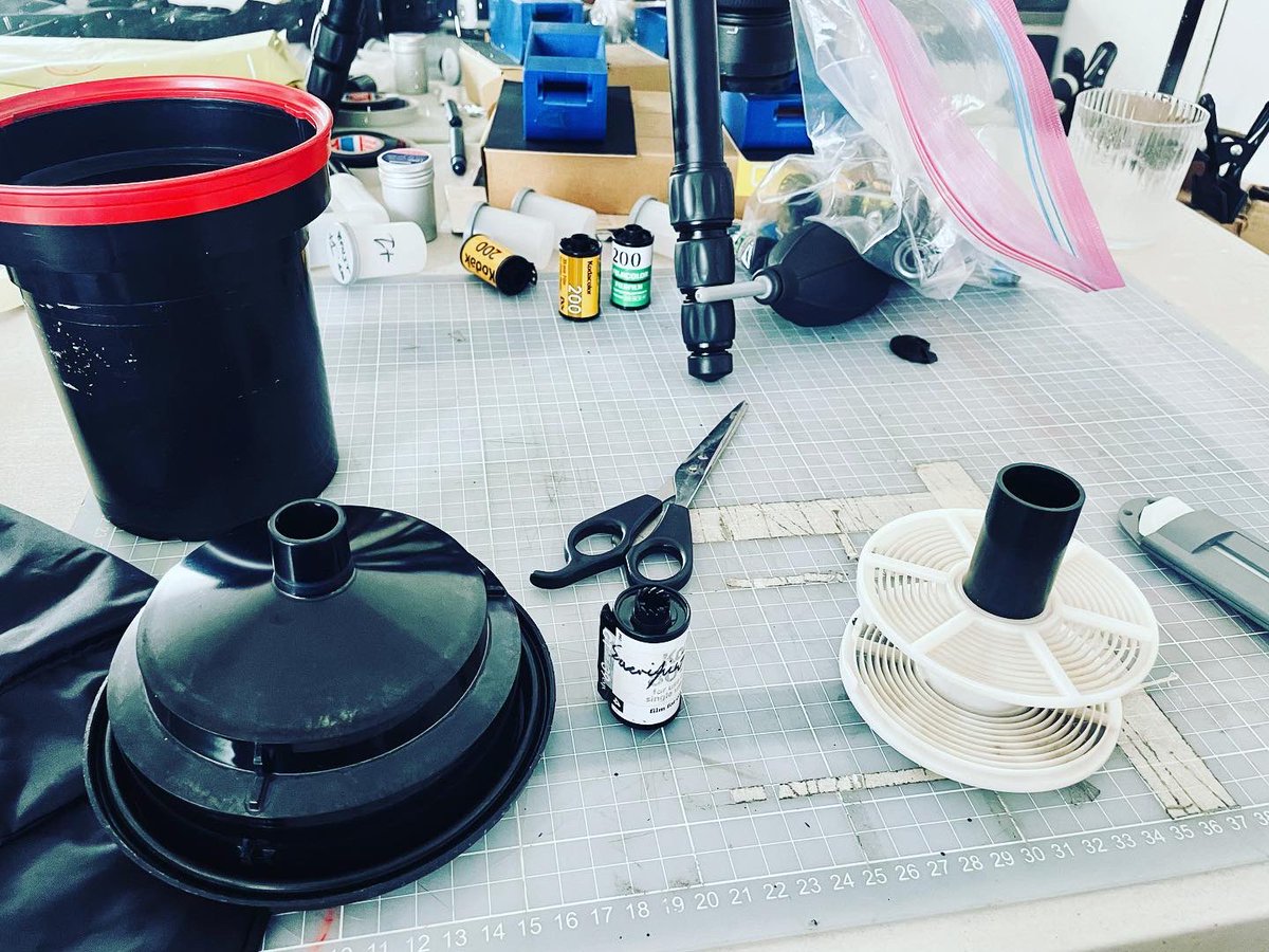 jroadev's tweet image. Hoy tuve la experiencia de revelar un rollo blanco y negro con el método D76. Fue brutal porque no requirió de un cuarto oscuro y es un proceso que se puede hacer en casa. #filmdevelopment #nikonfm2 #35mmfilm #filmisnotdead