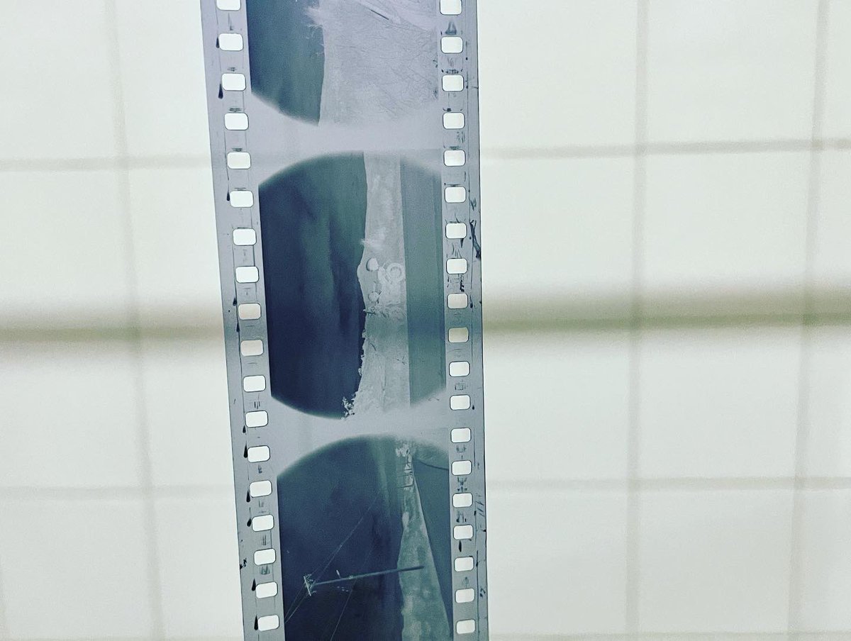 jroadev's tweet image. Hoy tuve la experiencia de revelar un rollo blanco y negro con el método D76. Fue brutal porque no requirió de un cuarto oscuro y es un proceso que se puede hacer en casa. #filmdevelopment #nikonfm2 #35mmfilm #filmisnotdead