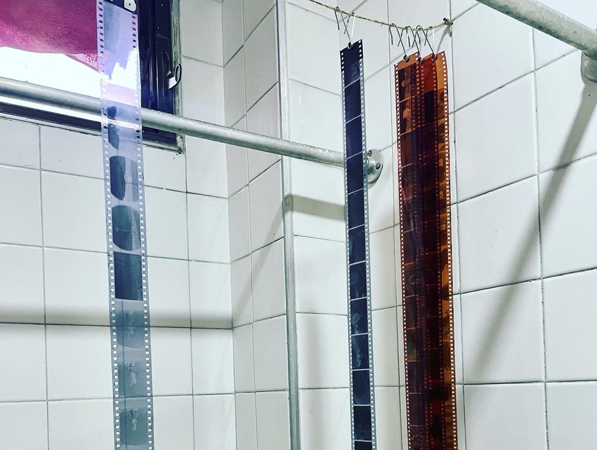 jroadev's tweet image. Hoy tuve la experiencia de revelar un rollo blanco y negro con el método D76. Fue brutal porque no requirió de un cuarto oscuro y es un proceso que se puede hacer en casa. #filmdevelopment #nikonfm2 #35mmfilm #filmisnotdead