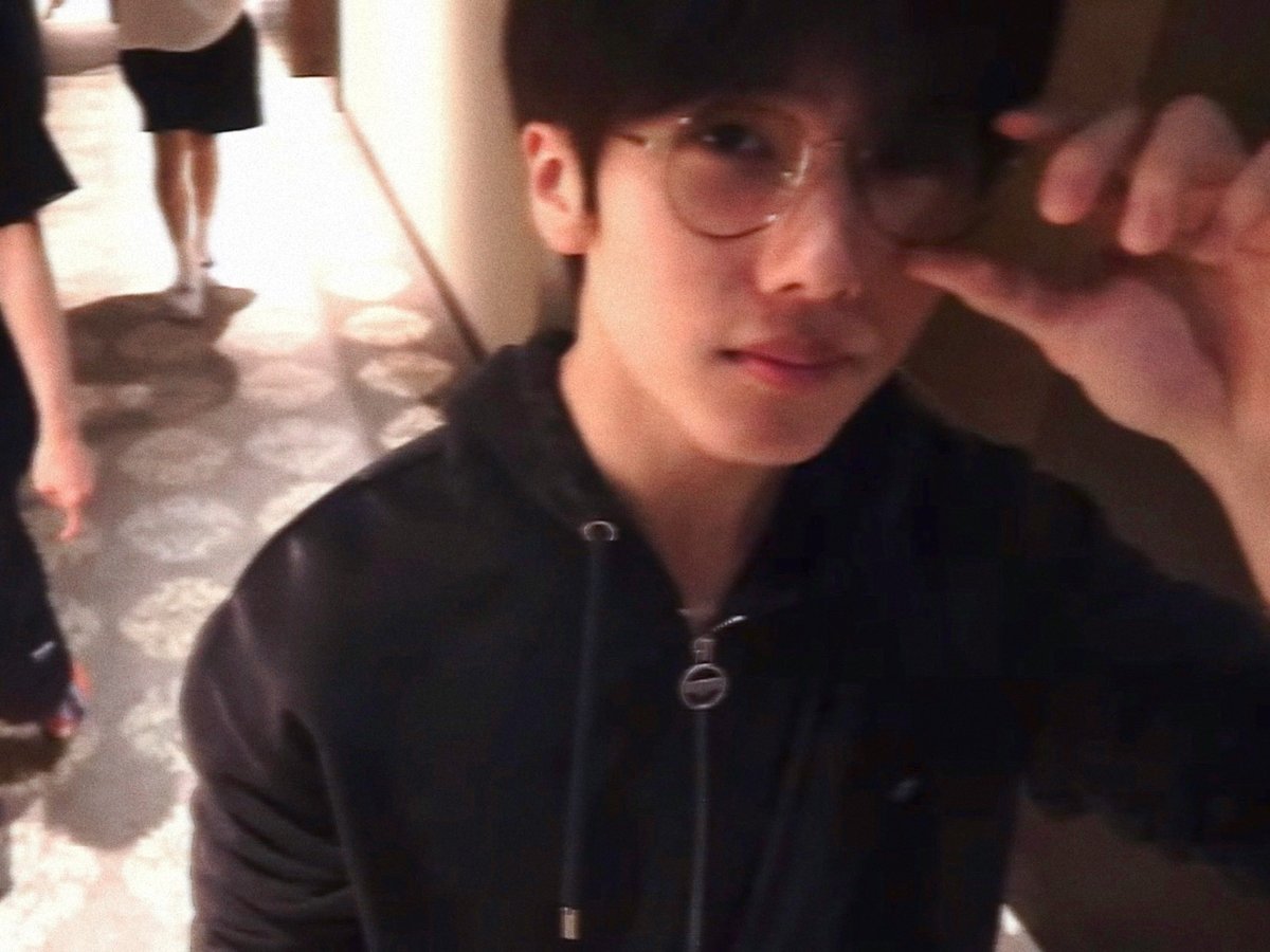 jjjspnm's tweet photo. จีซองบอยเฟรนแมททีเรียลสุดๆ หนุ่มแว่น https://t.co/NeZbjXI3Ls