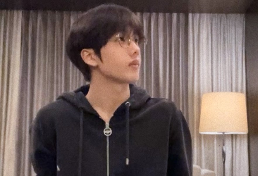 jjjspnm's tweet photo. จีซองบอยเฟรนแมททีเรียลสุดๆ หนุ่มแว่น https://t.co/NeZbjXI3Ls