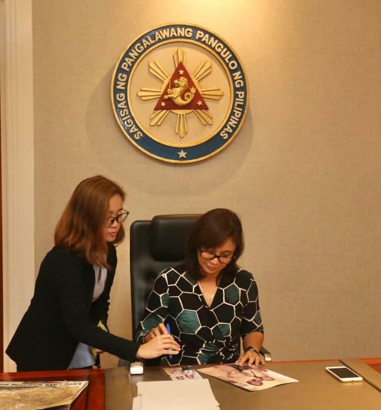 maracepeda's tweet photo. Minutes before her term as VP officially ends, Leni Robredo dedicates a Facebook post to thank her close-in staff, aide de camp, security officers, drivers who worked for the past 6 years. She names each of them and thanks them one by one. https://t.co/pGIux76SHR @rapplerdotcom https://t.co/bAKL5tghdi