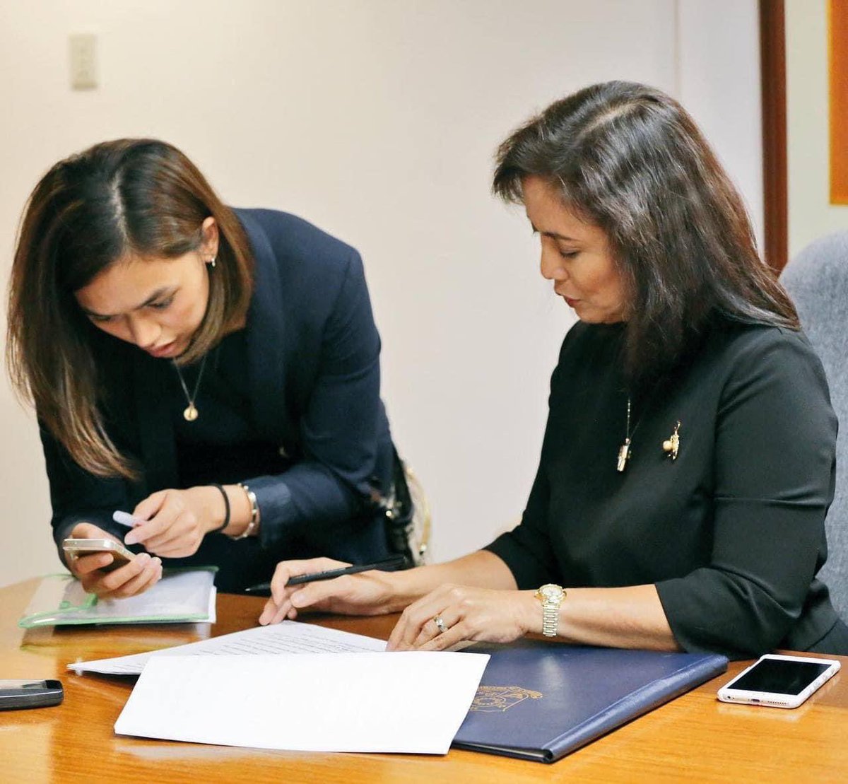 maracepeda's tweet photo. Minutes before her term as VP officially ends, Leni Robredo dedicates a Facebook post to thank her close-in staff, aide de camp, security officers, drivers who worked for the past 6 years. She names each of them and thanks them one by one. https://t.co/pGIux76SHR @rapplerdotcom https://t.co/bAKL5tghdi