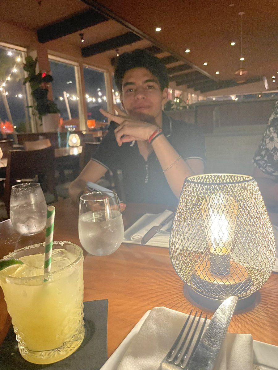 Primero la cena y después el postre, el problema es que no sabe que el postre será él😈 <a href="/AIliege/">Alliege</a>