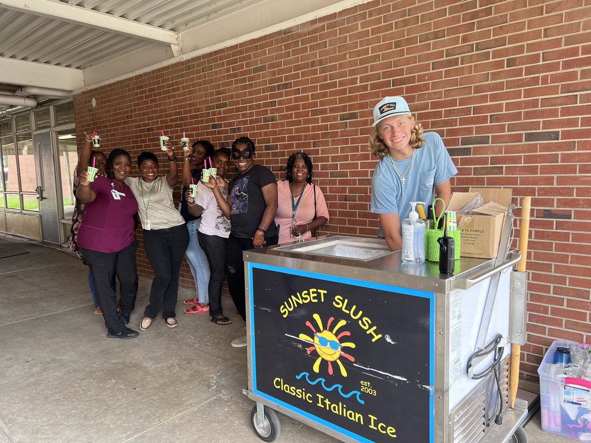 cshep8494's tweet photo. To celebrate our teachers and students -all were given a slushy from Sunset Slush. They are the BEST! Students even showed off their writing skills by writing thank you cards! #CCSSummerLearning2022 @TiffanyEakins @jenlloyd16 @NatalieGodwin @CCSSuptConnelly https://t.co/UBaChPIt8r