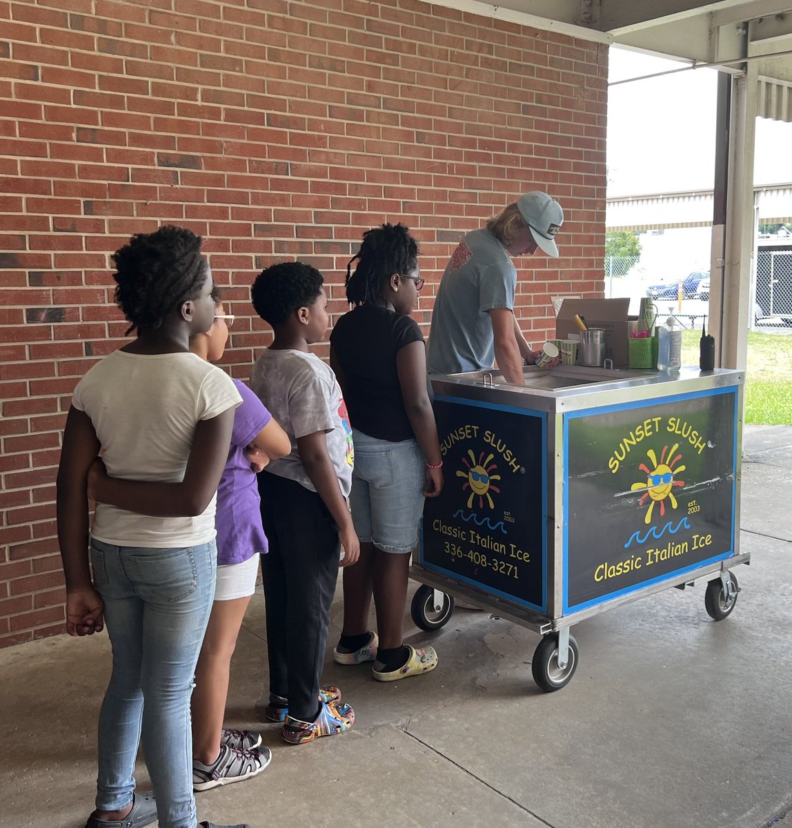 cshep8494's tweet photo. To celebrate our teachers and students -all were given a slushy from Sunset Slush. They are the BEST! Students even showed off their writing skills by writing thank you cards! #CCSSummerLearning2022 @TiffanyEakins @jenlloyd16 @NatalieGodwin @CCSSuptConnelly https://t.co/UBaChPIt8r