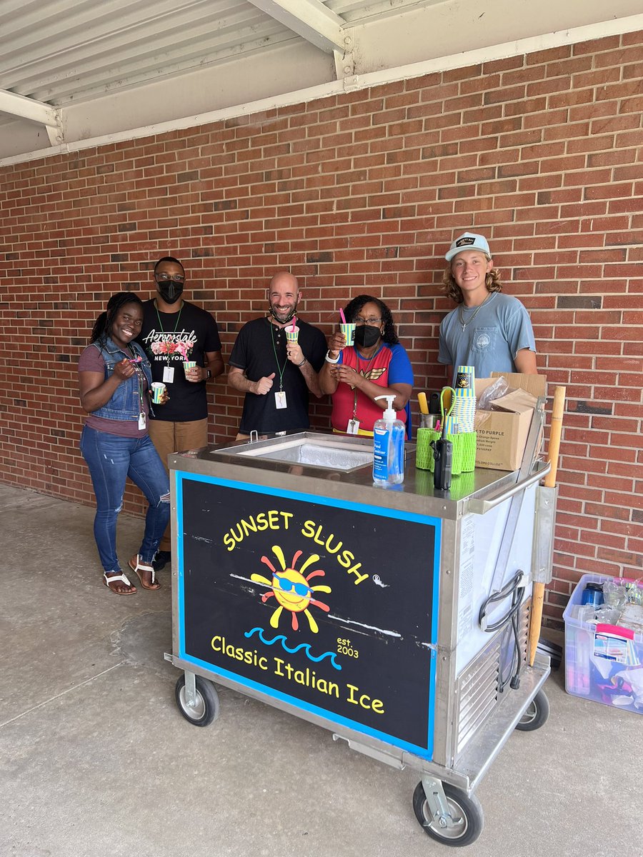 cshep8494's tweet photo. To celebrate our teachers and students -all were given a slushy from Sunset Slush. They are the BEST! Students even showed off their writing skills by writing thank you cards! #CCSSummerLearning2022 @TiffanyEakins @jenlloyd16 @NatalieGodwin @CCSSuptConnelly https://t.co/UBaChPIt8r