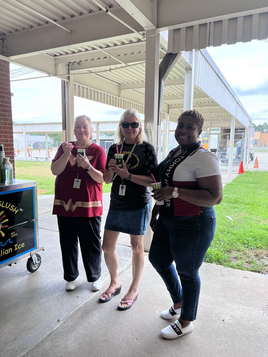 cshep8494's tweet photo. To celebrate our teachers and students -all were given a slushy from Sunset Slush. They are the BEST! Students even showed off their writing skills by writing thank you cards! #CCSSummerLearning2022 @TiffanyEakins @jenlloyd16 @NatalieGodwin @CCSSuptConnelly https://t.co/UBaChPIt8r