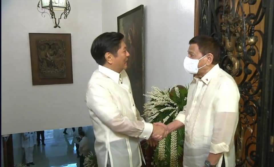 pcogovph's tweet photo. LOOK: Courtesy call of President-elect Ferdinand "Bongbong" Marcos Jr to outgoing President Rodrigo Roa Duterte at the Malacañan Palace in Manila before heading to #MarcosInaugural today.
#workingPCOO https://t.co/jJrIC0jp6t