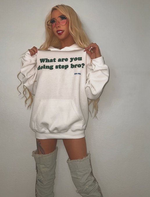 Can I be ur step sis? 😉 https://t.co/OhvcmtTnOi