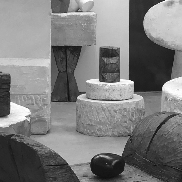 Brancusi's studio, reproduction after 1997, Centre Pompidou, Paris. Photo Andrea Parga, 2022 centrepompidou.fr/en/collections… #brancusi #studio #centrepompidou #paris #renzopiano #sculptures #materials #visual #visualclues #photo #photography #white #blackandwhitephoto #photoexploratory