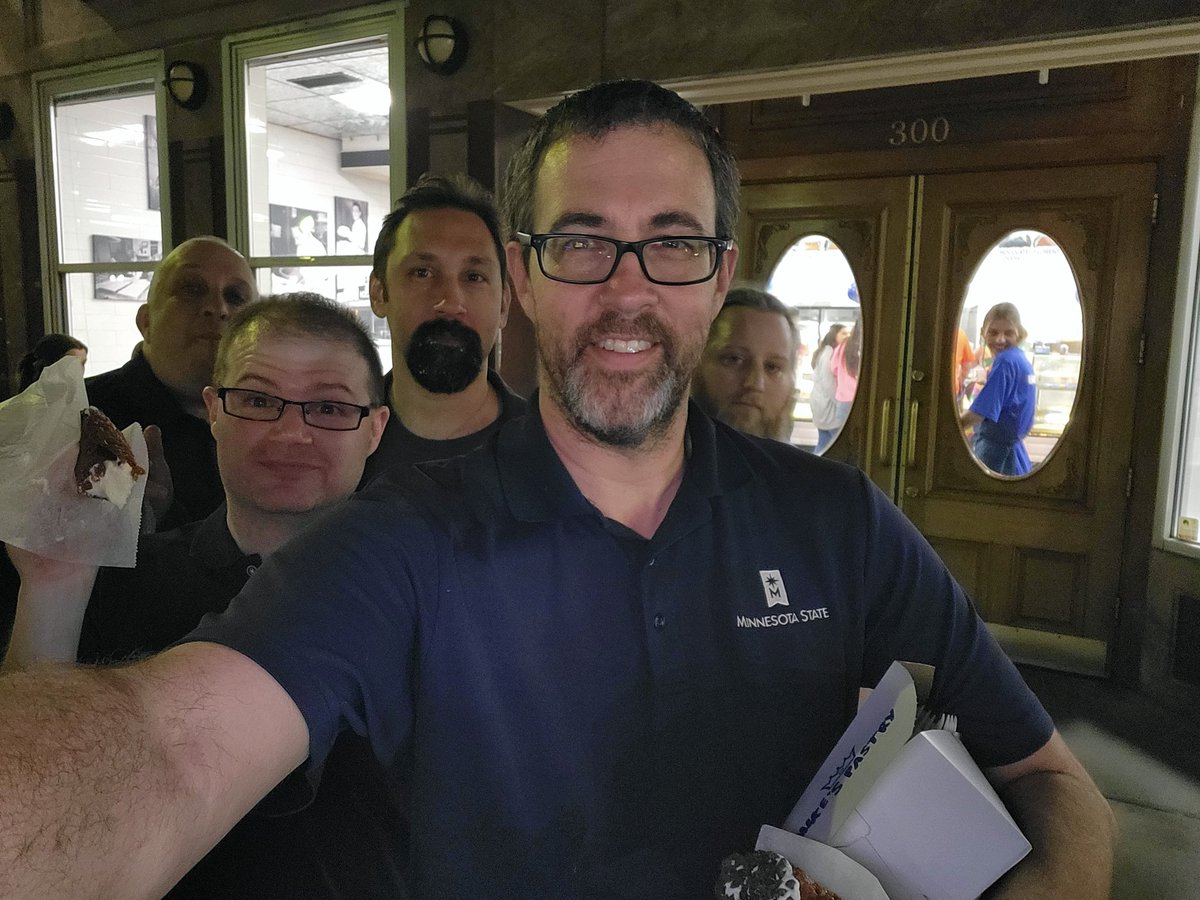 mattheldstab's tweet image. Enjoyed a few @MikesPastry cannoli the night before the 2022 @BostonVMUG #UserCon with @steveathanas @JamesMuellerIT @al_rasheed and @RichardKenyan. Staff photo bomb notwithstanding. 😉