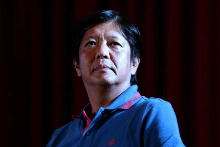 KrisReports's tweet photo. #BREAKING: Ferdinand Marcos Jr. has officially been sworn in as the 17th President of The Philippines.

Marcos Jr, is the son of the late Philippine dictator Ferdinand Marcos Sr. who was in power from 1965 till his exile in 1986. https://t.co/36pgmqjQ7w