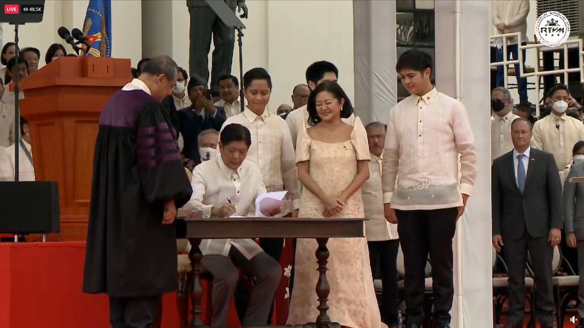 PhConnection's tweet photo. Signing of oath of office #InaugurationCeremony2022 #Pilipinas #PBBM https://t.co/HVDcqkzTRE