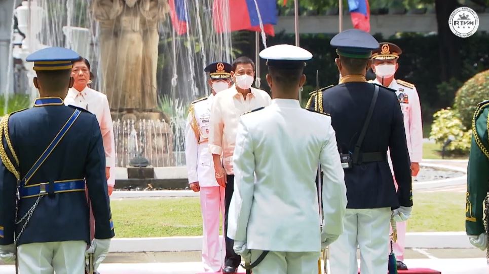 smninews's tweet photo. "Salamat po sa tropa. Thank you for the honor. I will remember you forever." —Former Pres. Rodrigo Duterte to the honor guards 

📸 RTVM (screengrab) https://t.co/lOQatE1aMP