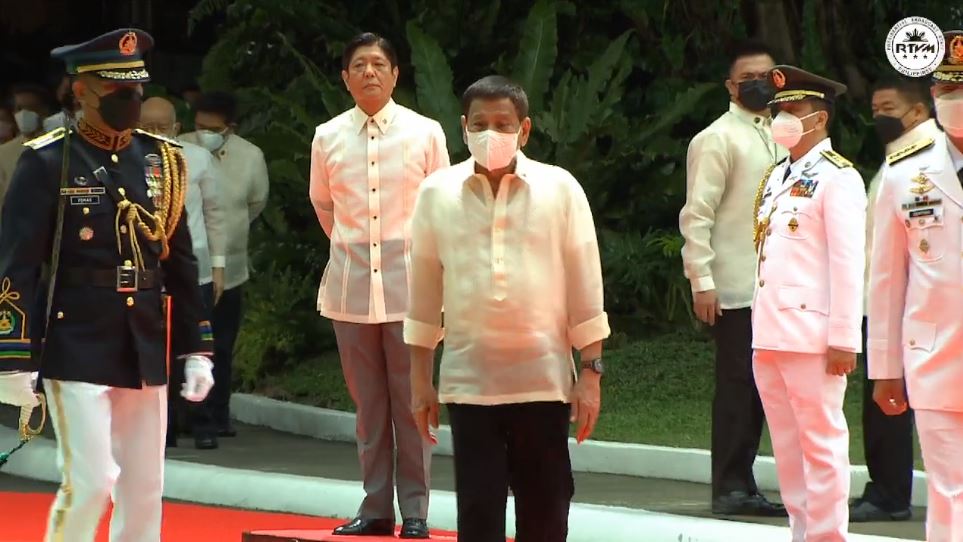smninews's tweet photo. "Salamat po sa tropa. Thank you for the honor. I will remember you forever." —Former Pres. Rodrigo Duterte to the honor guards 

📸 RTVM (screengrab) https://t.co/lOQatE1aMP