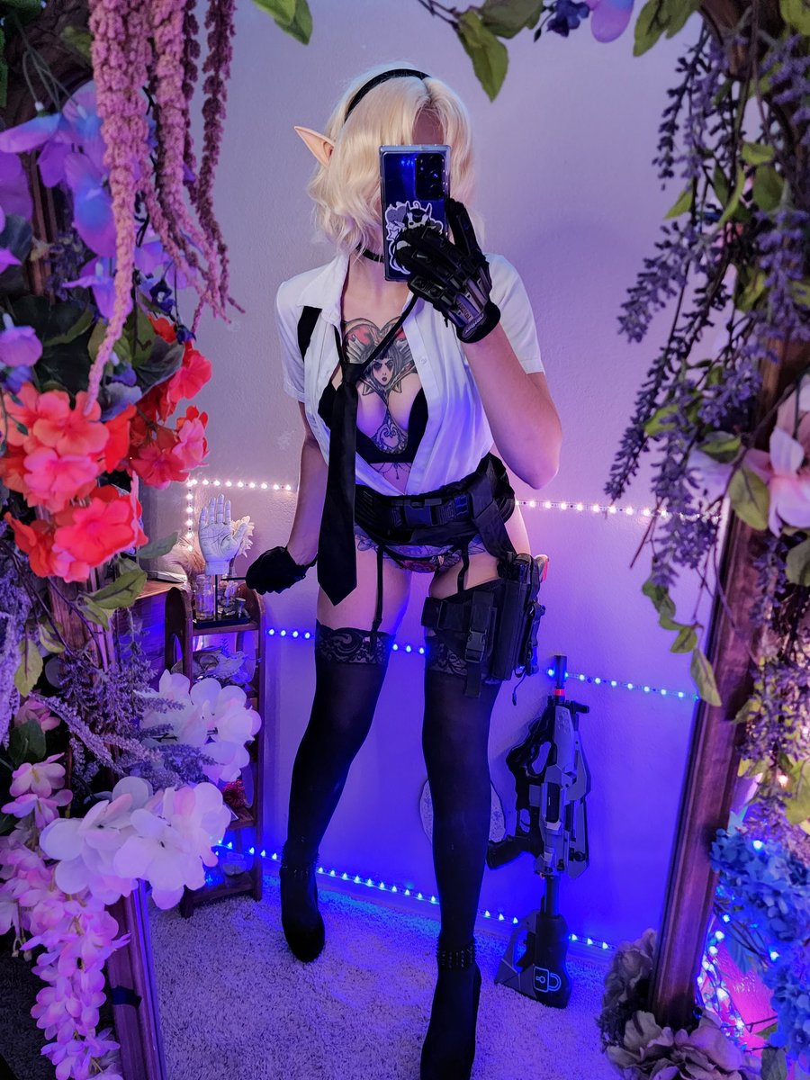 Itssuccytime's tweet photo. Elf assassin at your service 💖 https://t.co/D81QI0hYa8