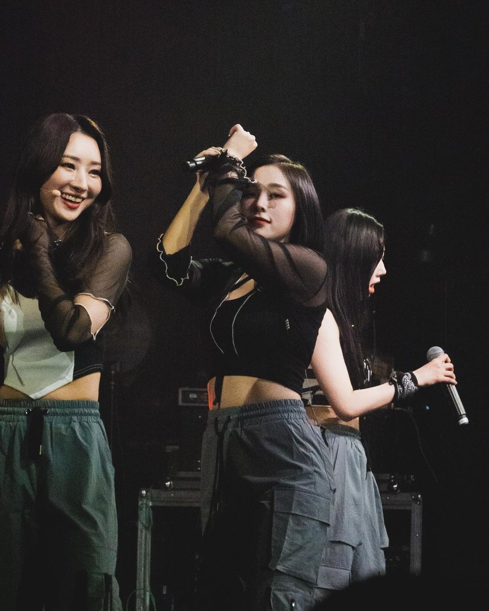 suayeonfeed's tweet photo. 220628 SUA &amp; GAHYEON 🐥🦊 PALLADIUM TIME SQUARE at NYC  💜🤍 World Tour
.
.
.
credit to : thomasma_
#드림캐쳐 #Dreamcatcher #수아 #SUA #가현 #GAHYEON #kimbora #김보라 #leegahyeon #이가현 #gahbo #가보 https://t.co/cMxLhMx29N