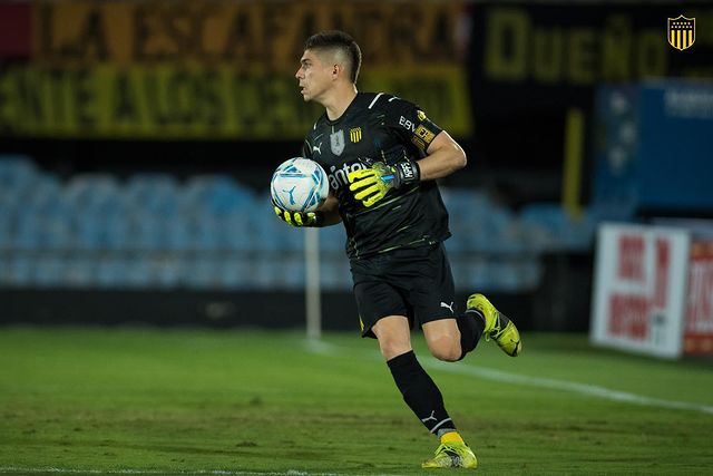 El arco está en 𝐛𝐮𝐞𝐧𝐚𝐬 𝐦𝐚𝐧𝐨𝐬. 🧤💛🖤

📷 <a href="/enzo20santos/">Enzo Santos</a>